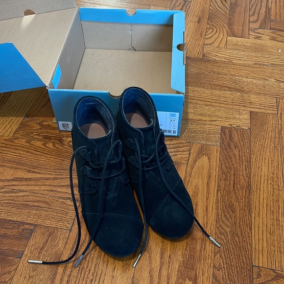 Toms Kaia wedge black suede booties size 7.5 - Picture 3 of 10